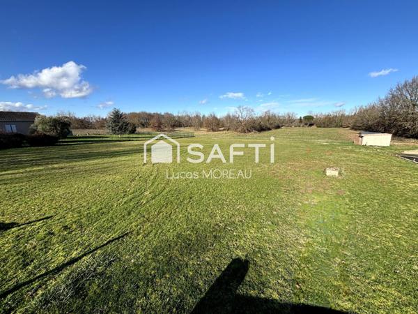 Terrain plat de 1019 m² borné, tout à l'égout