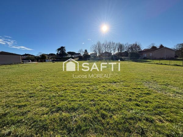 Terrain plat de 1019 m² borné, tout à l'égout