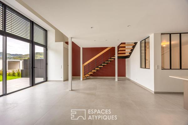 Loft contemporain en duplex et sa terrasse dans une ancienne friche industrielle