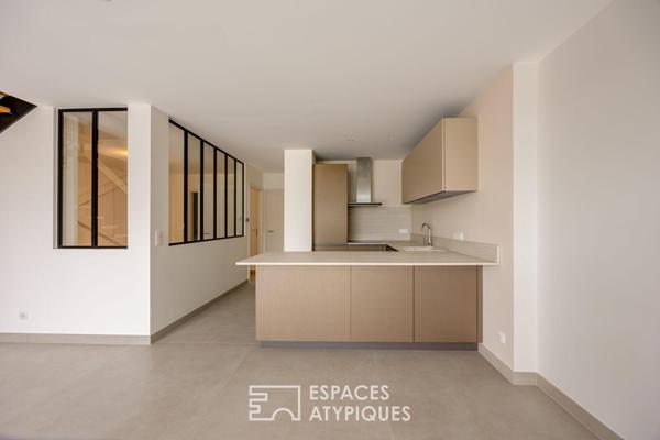 Loft contemporain en duplex et sa terrasse dans une ancienne friche industrielle