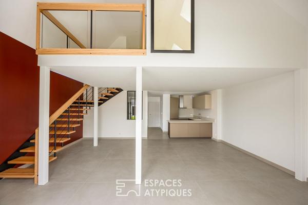 Loft contemporain en duplex et sa terrasse dans une ancienne friche industrielle
