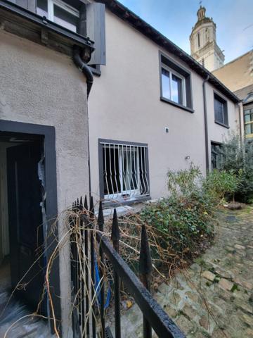 A vendre coeur de doutre, maison d'habitation composée de 4 appartements meublés loués en bail meublé d'un an, avec possibilité d'avoir la maison entière libérée pour l'été 2026, emplacement idéal, arrêt de tramway à 1 minute à pieds.