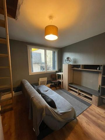 A vendre coeur de doutre, maison d'habitation composée de 4 appartements meublés loués en bail meublé d'un an, avec possibilité d'avoir la maison entière libérée pour l'été 2026, emplacement idéal, arrêt de tramway à 1 minute à pieds.