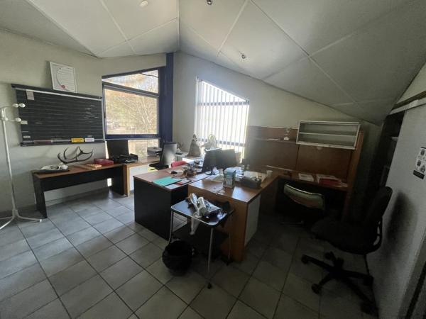 Local professionnel avec visibilité exceptionnelle + option surface supplémentaire – Rond-point de la Gineste, Rodez