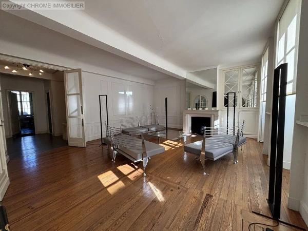 Vente                                                      Maison
                        
                     7 pièces                      282 m2                     à Marmande