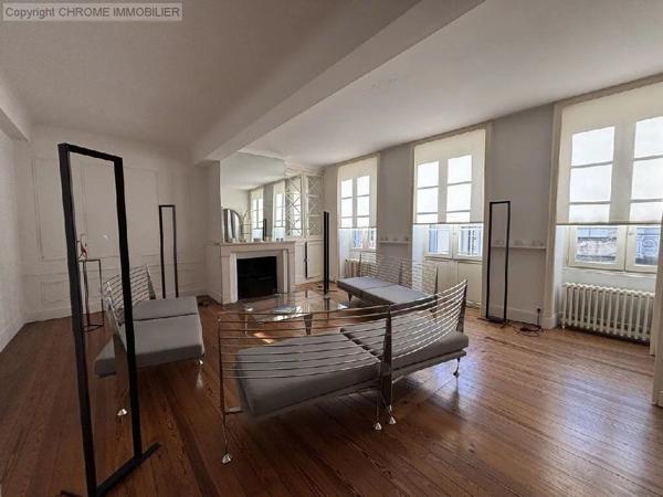 Vente                                                      Maison
                        
                     7 pièces                      282 m2                     à Marmande