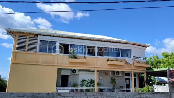 Situé dans la périphérie immédiate de la ville de Basse-Terre cet immeuble est constitué de quatre appartements : 
- un de quatre pièces
- un de trois pièces
- un bureau
- deux appartements de une pièce.
Deux de ces appartements sont loués et génèrent des revenus locatifs chaque mois, un est en location temporaire, le quatrième ainsi que le bureau sont occupés par le propriétaire.
Une piscine et un jacuzzi vous offrent des moments de détente, il y a de belles vues sur la mer et les montagnes.
Un parking permet d’accueillir six à sept voitures. L’immeuble est proches de toutes les commodités : centre ville, établissements scolaires, commerces, centre commercial, salle et terrain de sports, hôpital, administrations, restaurants, l’accès routier est à proximité…
Vous souhaitez réaliser un investissement locatif, générer d’importants revenus locatifs, avoir votre Résidence Principale, cet immeuble vous offre les deux possibilités.
Une opportunité à saisir. 
Je suis à votre écoute pour toutes les informations, à votre disposition pour une visite. 
Contactez-moi Jocelyn MICHEL tél +590 690 35 81 90 mail : jmichel@bskimmobilier.com
agent Immobilier indépendant, mandataire de BSK Immobilier