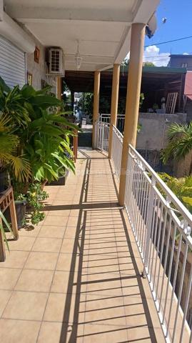 Situé dans la périphérie immédiate de la ville de Basse-Terre cet immeuble est constitué de quatre appartements : 
- un de quatre pièces
- un de trois pièces
- un bureau
- deux appartements de une pièce.
Deux de ces appartements sont loués et génèrent des revenus locatifs chaque mois, un est en location temporaire, le quatrième ainsi que le bureau sont occupés par le propriétaire.
Une piscine et un jacuzzi vous offrent des moments de détente, il y a de belles vues sur la mer et les montagnes.
Un parking permet d’accueillir six à sept voitures. L’immeuble est proches de toutes les commodités : centre ville, établissements scolaires, commerces, centre commercial, salle et terrain de sports, hôpital, administrations, restaurants, l’accès routier est à proximité…
Vous souhaitez réaliser un investissement locatif, générer d’importants revenus locatifs, avoir votre Résidence Principale, cet immeuble vous offre les deux possibilités.
Une opportunité à saisir. 
Je suis à votre écoute pour toutes les informations, à votre disposition pour une visite. 
Contactez-moi Jocelyn MICHEL tél +590 690 35 81 90 mail : jmichel@bskimmobilier.com
agent Immobilier indépendant, mandataire de BSK Immobilier