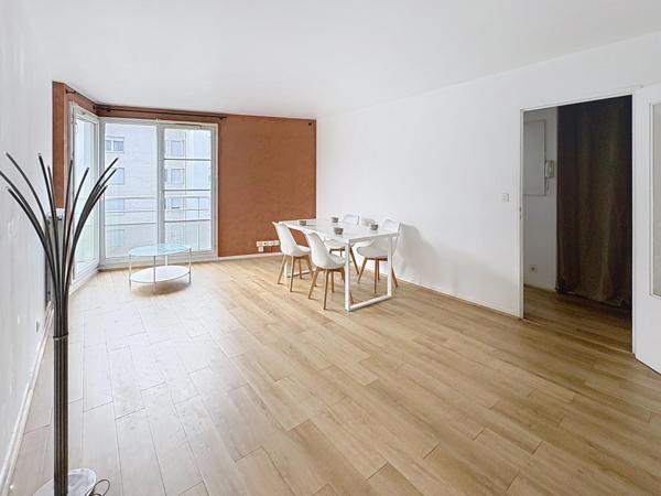 Appartement 4 pièces avec cave – Bâtiment D  Situé au 1er étage du bâtiment D (escalier D2), cet appartement se compose de :  un séjour lumineux,  trois chambres,  une cuisine,  un séchoir,  une salle d’eau,  des WC séparés,  un dégagement et trois espaces de rangement.  Une cave est incluse, située au sous-sol