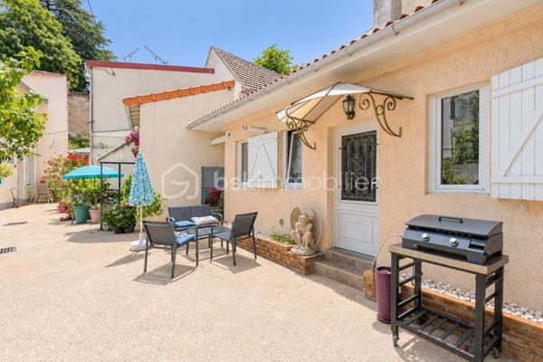 A découvrir sans tarder !
Située au cœur du quartier historique de Villeneuve-le-Roi , cette charmante maisonnette en copropriété offre un cadre de vie agréable et pratique, à proximités immédiate de toutes les commodités.

le bien se compose d'un salon/salle a manger , d'une cuisine de deux chambres ainsi que d'une salle d'eau avec WC.

le bien dispose également d'une remise indépendante , idéale pour du rangement ou du stockage.

la copropriété est gérée bénévolement avec de très faible charges annuelles , aucuns travaux n'est a prévoir dans le logement , de quoi s'installer immédiatement et profiter des lieux!