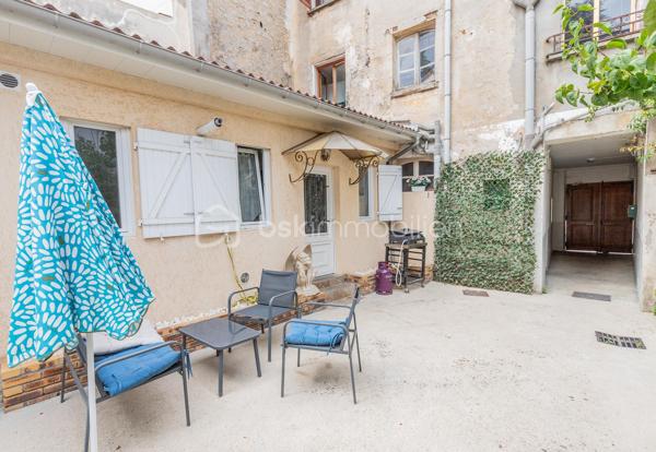 A découvrir sans tarder !
Située au cœur du quartier historique de Villeneuve-le-Roi , cette charmante maisonnette en copropriété offre un cadre de vie agréable et pratique, à proximités immédiate de toutes les commodités.

le bien se compose d'un salon/salle a manger , d'une cuisine de deux chambres ainsi que d'une salle d'eau avec WC.

le bien dispose également d'une remise indépendante , idéale pour du rangement ou du stockage.

la copropriété est gérée bénévolement avec de très faible charges annuelles , aucuns travaux n'est a prévoir dans le logement , de quoi s'installer immédiatement et profiter des lieux!
