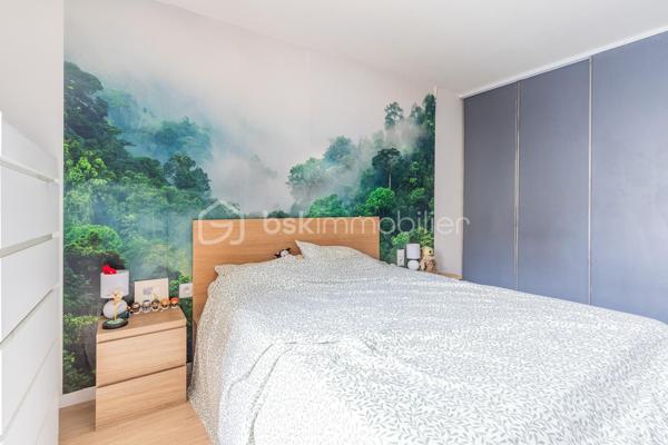 A découvrir sans tarder !
Située au cœur du quartier historique de Villeneuve-le-Roi , cette charmante maisonnette en copropriété offre un cadre de vie agréable et pratique, à proximités immédiate de toutes les commodités.

le bien se compose d'un salon/salle a manger , d'une cuisine de deux chambres ainsi que d'une salle d'eau avec WC.

le bien dispose également d'une remise indépendante , idéale pour du rangement ou du stockage.

la copropriété est gérée bénévolement avec de très faible charges annuelles , aucuns travaux n'est a prévoir dans le logement , de quoi s'installer immédiatement et profiter des lieux!