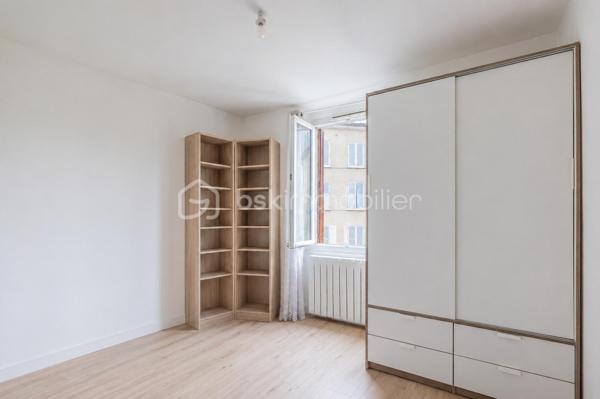 A découvrir sans tarder !
Située au cœur du quartier historique de Villeneuve-le-Roi , cette charmante maisonnette en copropriété offre un cadre de vie agréable et pratique, à proximités immédiate de toutes les commodités.

le bien se compose d'un salon/salle a manger , d'une cuisine de deux chambres ainsi que d'une salle d'eau avec WC.

le bien dispose également d'une remise indépendante , idéale pour du rangement ou du stockage.

la copropriété est gérée bénévolement avec de très faible charges annuelles , aucuns travaux n'est a prévoir dans le logement , de quoi s'installer immédiatement et profiter des lieux!