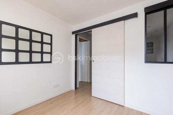 A découvrir sans tarder !
Située au cœur du quartier historique de Villeneuve-le-Roi , cette charmante maisonnette en copropriété offre un cadre de vie agréable et pratique, à proximités immédiate de toutes les commodités.

le bien se compose d'un salon/salle a manger , d'une cuisine de deux chambres ainsi que d'une salle d'eau avec WC.

le bien dispose également d'une remise indépendante , idéale pour du rangement ou du stockage.

la copropriété est gérée bénévolement avec de très faible charges annuelles , aucuns travaux n'est a prévoir dans le logement , de quoi s'installer immédiatement et profiter des lieux!