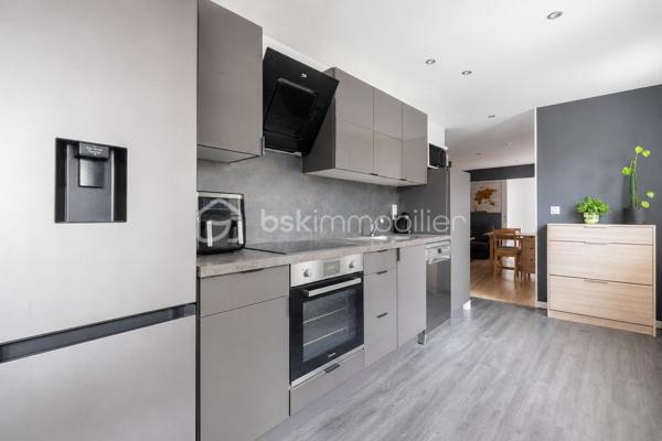 A découvrir sans tarder !
Située au cœur du quartier historique de Villeneuve-le-Roi , cette charmante maisonnette en copropriété offre un cadre de vie agréable et pratique, à proximités immédiate de toutes les commodités.

le bien se compose d'un salon/salle a manger , d'une cuisine de deux chambres ainsi que d'une salle d'eau avec WC.

le bien dispose également d'une remise indépendante , idéale pour du rangement ou du stockage.

la copropriété est gérée bénévolement avec de très faible charges annuelles , aucuns travaux n'est a prévoir dans le logement , de quoi s'installer immédiatement et profiter des lieux!