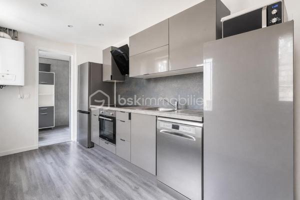 A découvrir sans tarder !
Située au cœur du quartier historique de Villeneuve-le-Roi , cette charmante maisonnette en copropriété offre un cadre de vie agréable et pratique, à proximités immédiate de toutes les commodités.

le bien se compose d'un salon/salle a manger , d'une cuisine de deux chambres ainsi que d'une salle d'eau avec WC.

le bien dispose également d'une remise indépendante , idéale pour du rangement ou du stockage.

la copropriété est gérée bénévolement avec de très faible charges annuelles , aucuns travaux n'est a prévoir dans le logement , de quoi s'installer immédiatement et profiter des lieux!