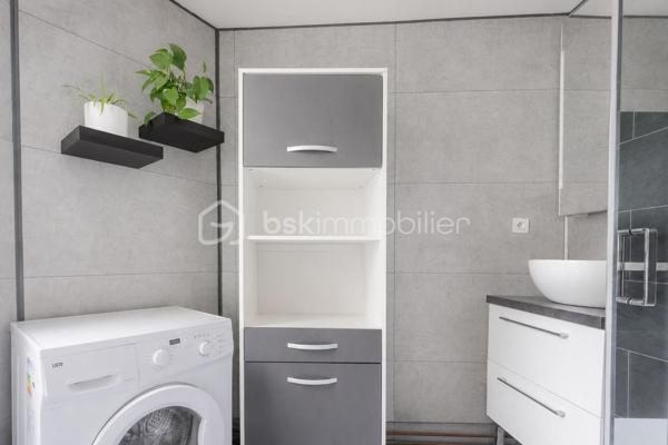 A découvrir sans tarder !
Située au cœur du quartier historique de Villeneuve-le-Roi , cette charmante maisonnette en copropriété offre un cadre de vie agréable et pratique, à proximités immédiate de toutes les commodités.

le bien se compose d'un salon/salle a manger , d'une cuisine de deux chambres ainsi que d'une salle d'eau avec WC.

le bien dispose également d'une remise indépendante , idéale pour du rangement ou du stockage.

la copropriété est gérée bénévolement avec de très faible charges annuelles , aucuns travaux n'est a prévoir dans le logement , de quoi s'installer immédiatement et profiter des lieux!