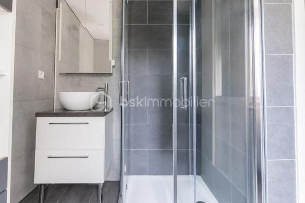A découvrir sans tarder !
Située au cœur du quartier historique de Villeneuve-le-Roi , cette charmante maisonnette en copropriété offre un cadre de vie agréable et pratique, à proximités immédiate de toutes les commodités.

le bien se compose d'un salon/salle a manger , d'une cuisine de deux chambres ainsi que d'une salle d'eau avec WC.

le bien dispose également d'une remise indépendante , idéale pour du rangement ou du stockage.

la copropriété est gérée bénévolement avec de très faible charges annuelles , aucuns travaux n'est a prévoir dans le logement , de quoi s'installer immédiatement et profiter des lieux!
