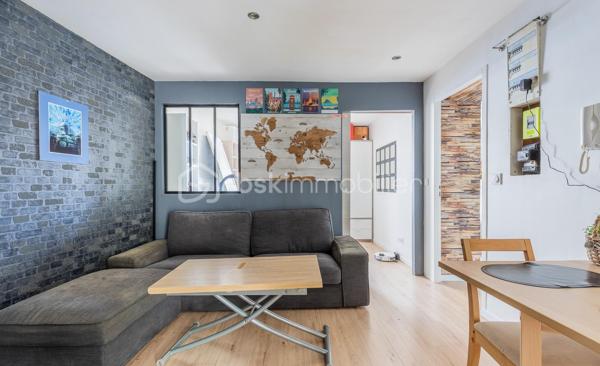 A découvrir sans tarder !
Située au cœur du quartier historique de Villeneuve-le-Roi , cette charmante maisonnette en copropriété offre un cadre de vie agréable et pratique, à proximités immédiate de toutes les commodités.

le bien se compose d'un salon/salle a manger , d'une cuisine de deux chambres ainsi que d'une salle d'eau avec WC.

le bien dispose également d'une remise indépendante , idéale pour du rangement ou du stockage.

la copropriété est gérée bénévolement avec de très faible charges annuelles , aucuns travaux n'est a prévoir dans le logement , de quoi s'installer immédiatement et profiter des lieux!