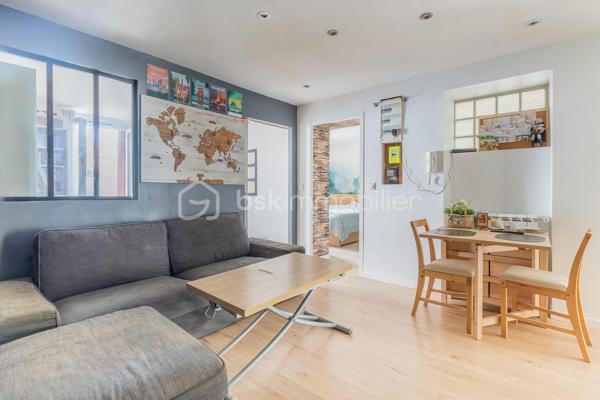 A découvrir sans tarder !
Située au cœur du quartier historique de Villeneuve-le-Roi , cette charmante maisonnette en copropriété offre un cadre de vie agréable et pratique, à proximités immédiate de toutes les commodités.

le bien se compose d'un salon/salle a manger , d'une cuisine de deux chambres ainsi que d'une salle d'eau avec WC.

le bien dispose également d'une remise indépendante , idéale pour du rangement ou du stockage.

la copropriété est gérée bénévolement avec de très faible charges annuelles , aucuns travaux n'est a prévoir dans le logement , de quoi s'installer immédiatement et profiter des lieux!