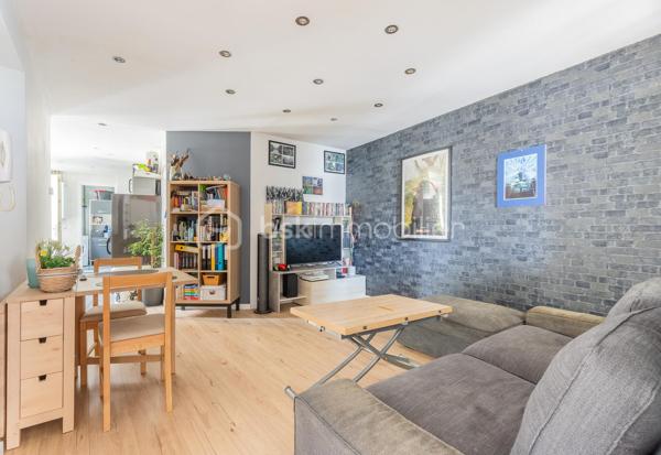 A découvrir sans tarder !
Située au cœur du quartier historique de Villeneuve-le-Roi , cette charmante maisonnette en copropriété offre un cadre de vie agréable et pratique, à proximités immédiate de toutes les commodités.

le bien se compose d'un salon/salle a manger , d'une cuisine de deux chambres ainsi que d'une salle d'eau avec WC.

le bien dispose également d'une remise indépendante , idéale pour du rangement ou du stockage.

la copropriété est gérée bénévolement avec de très faible charges annuelles , aucuns travaux n'est a prévoir dans le logement , de quoi s'installer immédiatement et profiter des lieux!