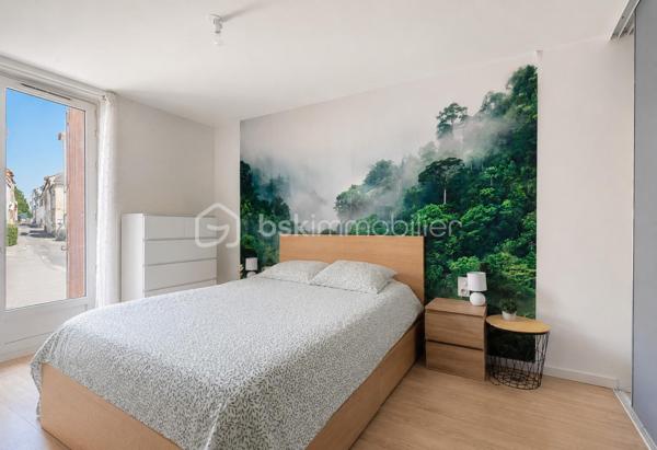 A découvrir sans tarder !
Située au cœur du quartier historique de Villeneuve-le-Roi , cette charmante maisonnette en copropriété offre un cadre de vie agréable et pratique, à proximités immédiate de toutes les commodités.

le bien se compose d'un salon/salle a manger , d'une cuisine de deux chambres ainsi que d'une salle d'eau avec WC.

le bien dispose également d'une remise indépendante , idéale pour du rangement ou du stockage.

la copropriété est gérée bénévolement avec de très faible charges annuelles , aucuns travaux n'est a prévoir dans le logement , de quoi s'installer immédiatement et profiter des lieux!