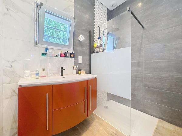 Coup de cœur assuré : maison de plain-pied, piscine et prestations haut de gamme au calme