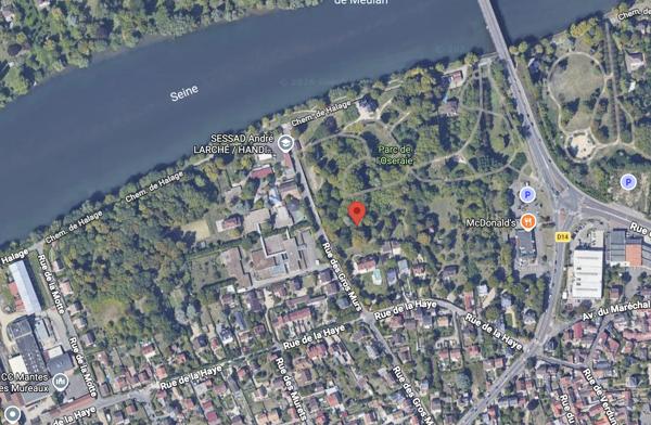 Terrain
        
        - 1180 m² 350 000 € *