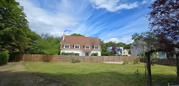 Terrain
        
        - 1180 m² 350 000 € *