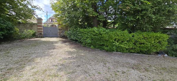 Terrain
        
        - 1180 m² 350 000 € *