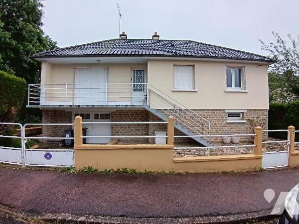 Maison sur sous sol à vendre à Sablé sur Sarthe proche de la gare et du centre ville.
