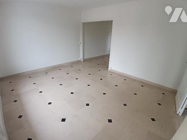 Maison sur sous sol à vendre à Sablé sur Sarthe proche de la gare et du centre ville.
