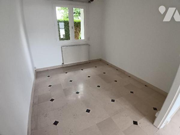 Maison sur sous sol à vendre à Sablé sur Sarthe proche de la gare et du centre ville.