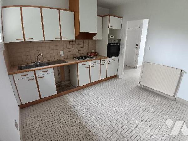 Maison sur sous sol à vendre à Sablé sur Sarthe proche de la gare et du centre ville.