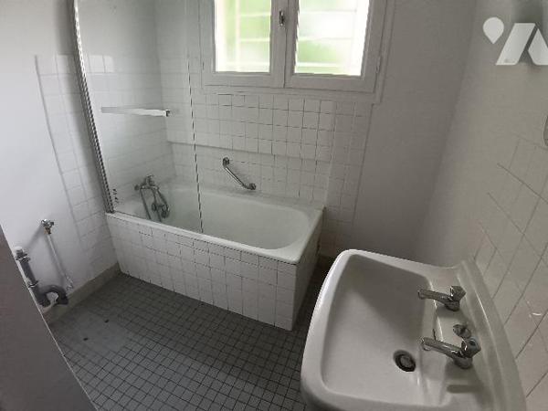 Maison sur sous sol à vendre à Sablé sur Sarthe proche de la gare et du centre ville.