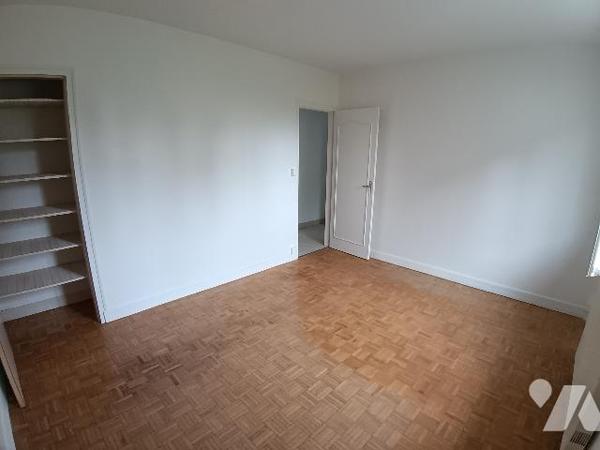 Maison sur sous sol à vendre à Sablé sur Sarthe proche de la gare et du centre ville.
