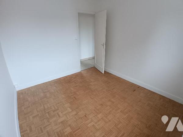 Maison sur sous sol à vendre à Sablé sur Sarthe proche de la gare et du centre ville.