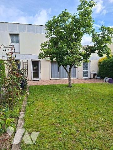 Maison comprenant entrée, salon-séjour avec cheminée accès jardin, cuisine, 2eme salon, chambre...