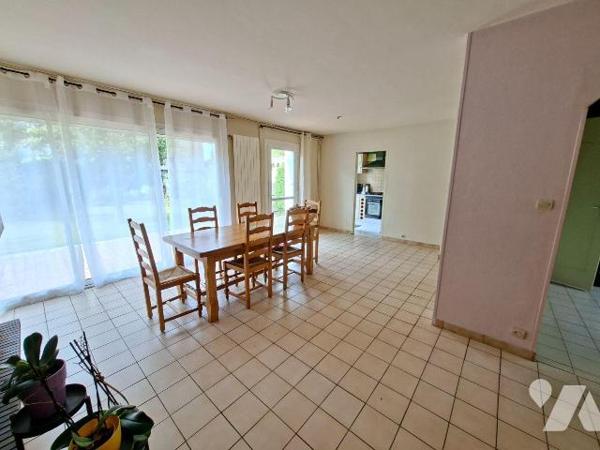 Maison comprenant entrée, salon-séjour avec cheminée accès jardin, cuisine, 2eme salon, chambre...