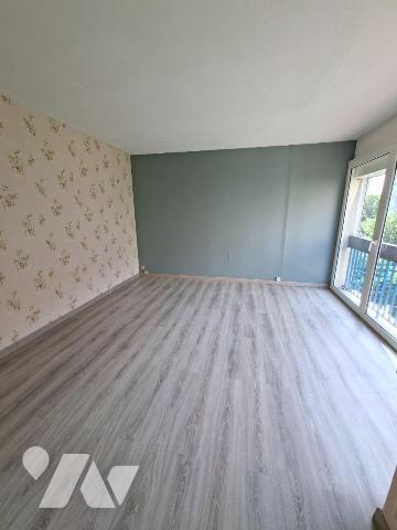 Maison comprenant entrée, salon-séjour avec cheminée accès jardin, cuisine, 2eme salon, chambre...