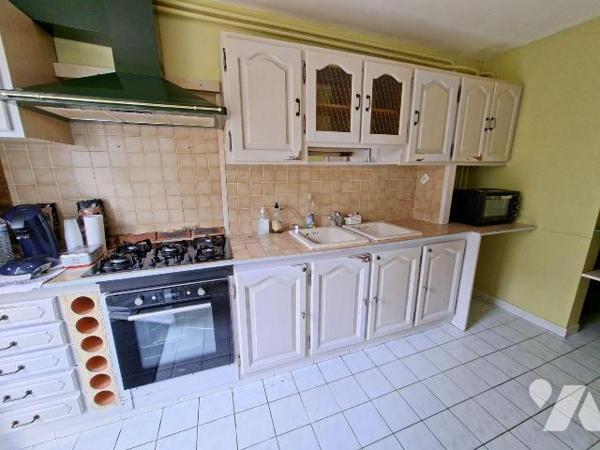 Maison comprenant entrée, salon-séjour avec cheminée accès jardin, cuisine, 2eme salon, chambre...