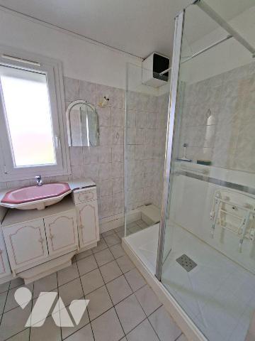 Maison comprenant entrée, salon-séjour avec cheminée accès jardin, cuisine, 2eme salon, chambre...