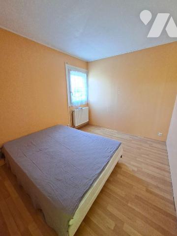 Maison comprenant entrée, salon-séjour avec cheminée accès jardin, cuisine, 2eme salon, chambre...