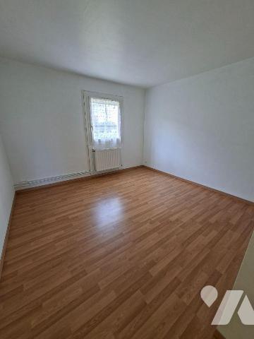 Maison comprenant entrée, salon-séjour avec cheminée accès jardin, cuisine, 2eme salon, chambre...