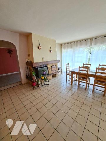Maison comprenant entrée, salon-séjour avec cheminée accès jardin, cuisine, 2eme salon, chambre...