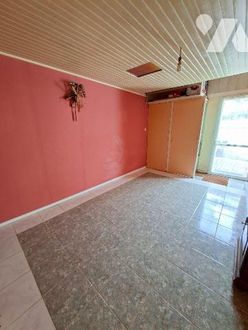 Maison comprenant entrée, salon-séjour avec cheminée accès jardin, cuisine, 2eme salon, chambre...