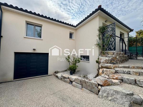 Villa récente avec garage proche écoles.