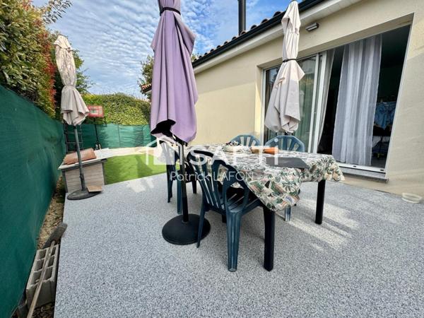 Villa récente avec garage proche écoles.