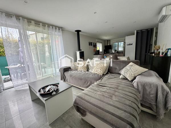 Villa récente avec garage proche écoles.