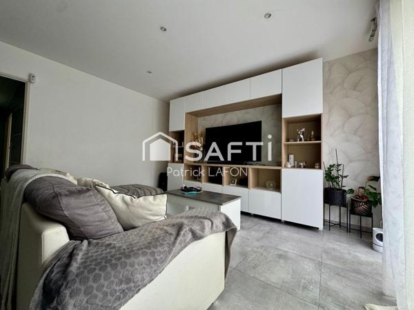 Villa récente avec garage proche écoles.